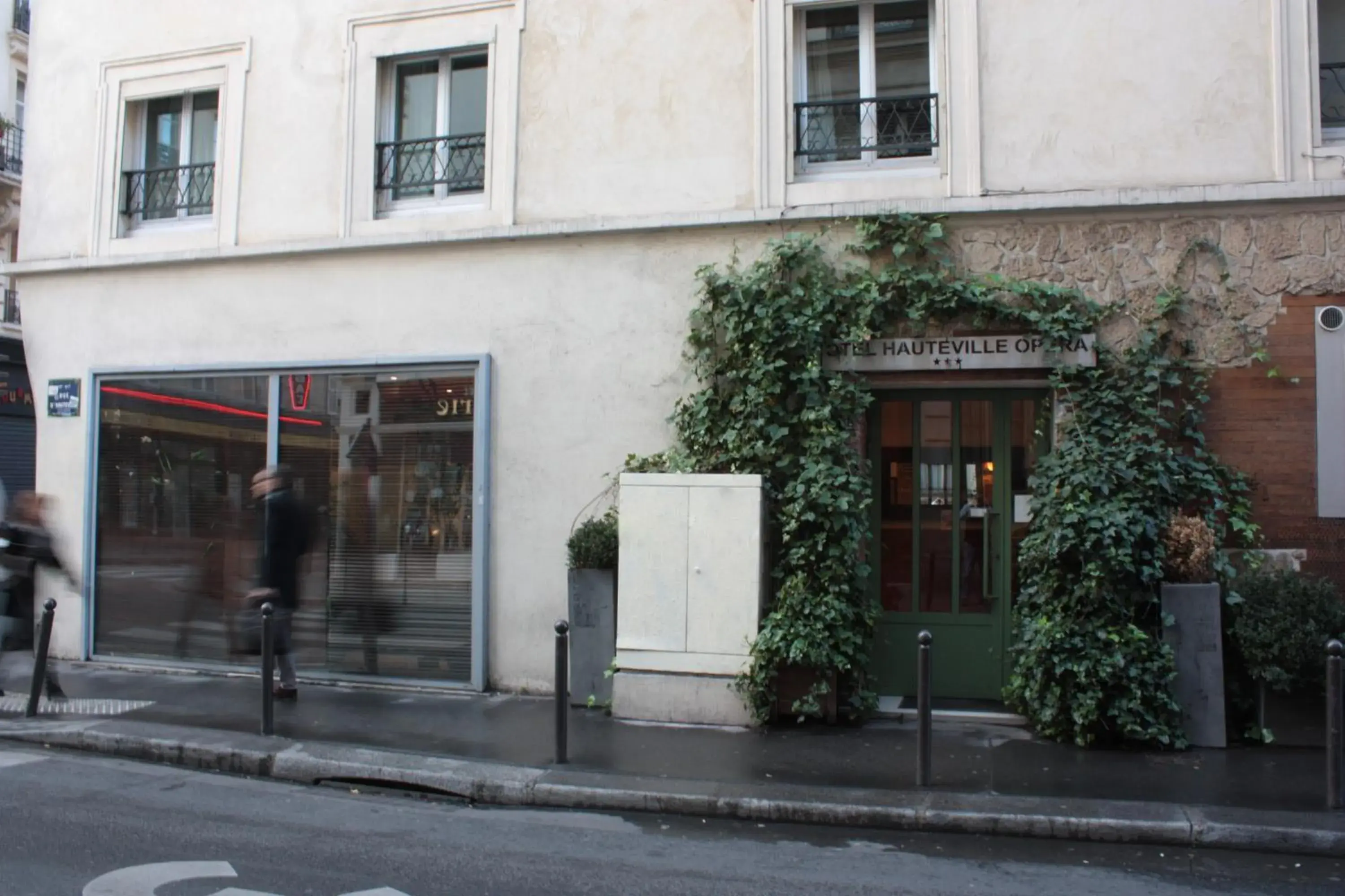 Facade/entrance in Hotel Hauteville Opera